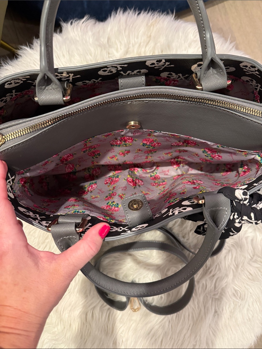 Betsey Johnson Skull large tote w/bow - Picture 2 of 11